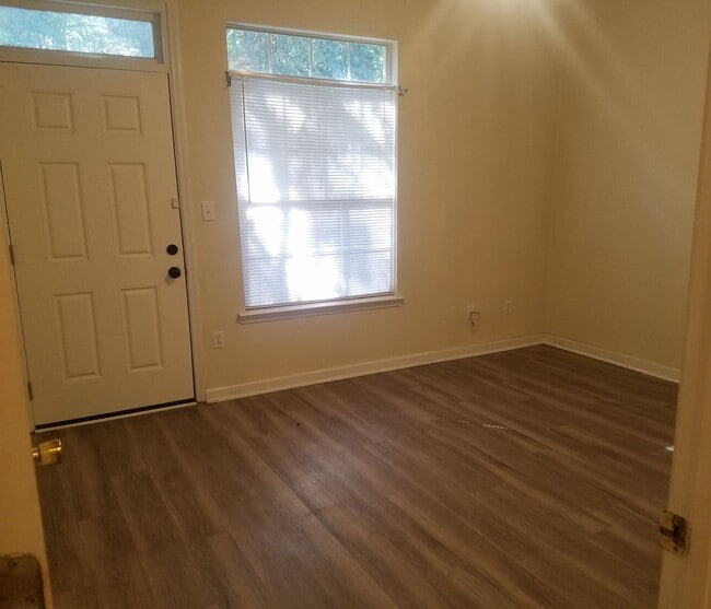 Building Photo - 3/2 Townhouse off Blairstone Road, Right By Governors Square Mall!