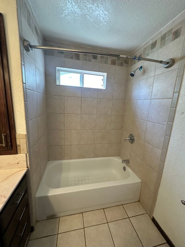 Building Photo - Spacious 3 Bed Home! Convenient Location! HUD Okay!