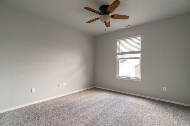 Building Photo - Fabulous & Spacious 4 Bedroom home in Har-Ber Meadows w/bonus room!