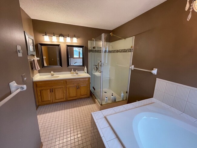 Building Photo - Beautiful single family home!