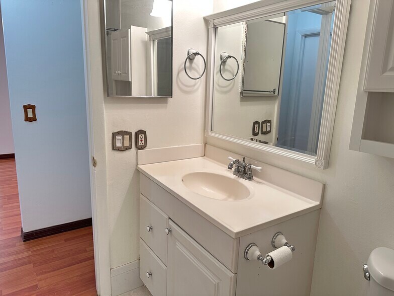 Guest Bath - 22313 SW 57th Cir