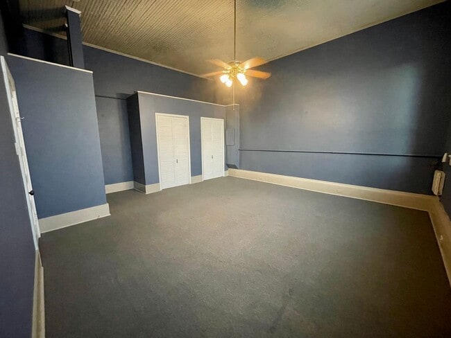 Building Photo - 105 W Hickory St