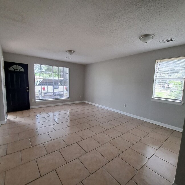 Building Photo - This 2BR/1BA includes a nice-sized living area, an ample kitchen, a fenced-in