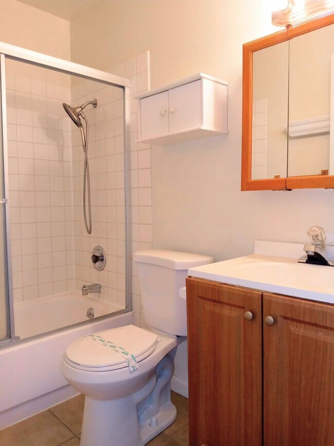 Building Photo - Ground Floor 2bd Condo With On-site Laundr...