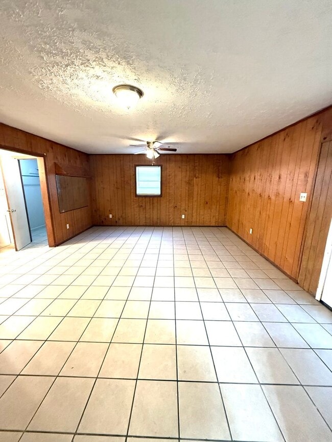 Building Photo - ** 3 Bedroom 2 Bath located in Highland Gardens ** Call 334-366-9198 to schedule a self tour