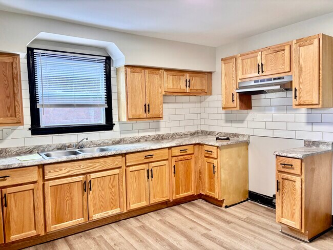 Building Photo - 219 N 32nd St