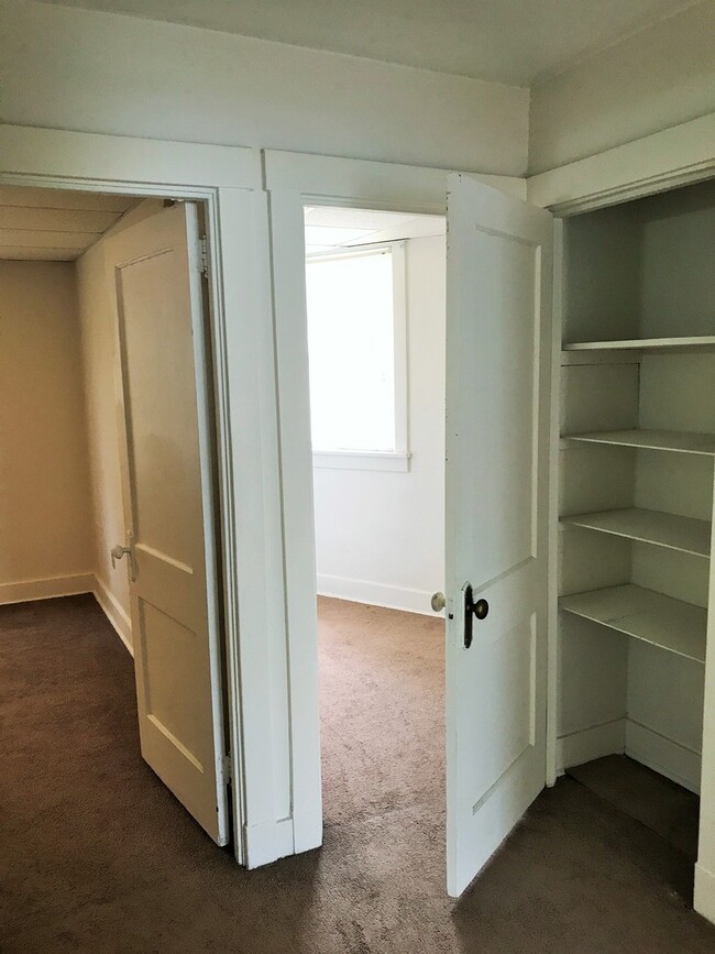 Building Photo - LARGE, RECENTLY UPDATED HOME AVAILABLE FOR AUGUST!