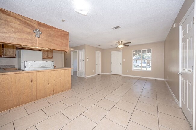 Building Photo - 3 Bedroom 1.5 Bath Home in Gautier!