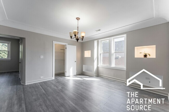 Building Photo - 2834 W Dickens Ave