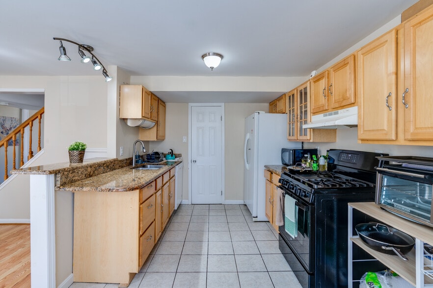 Building Photo - 7913 Central Park Cir