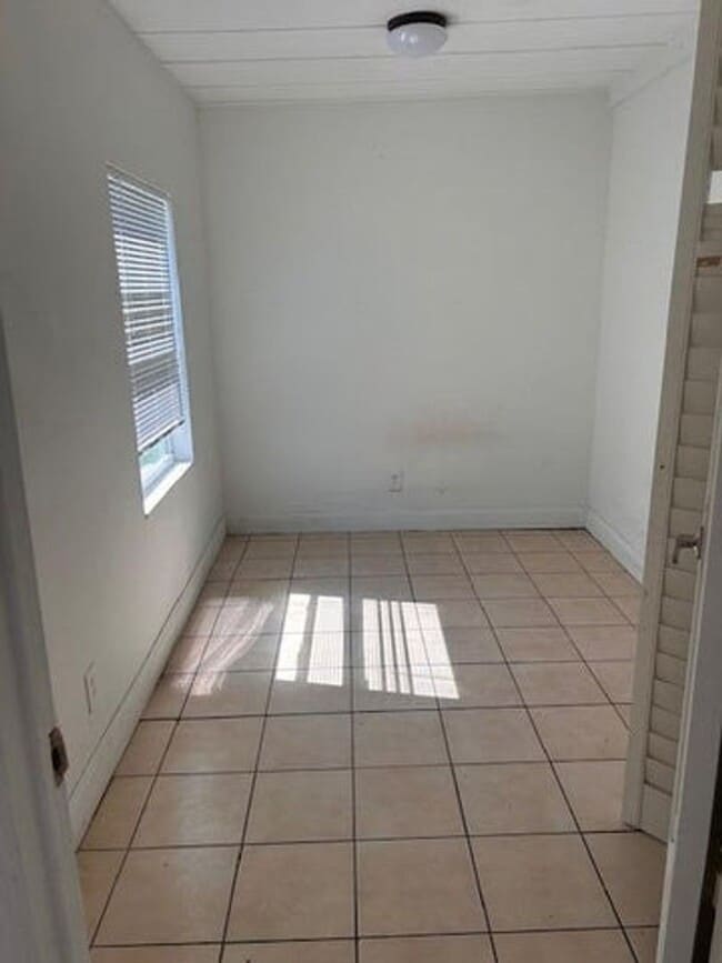 Building Photo - 1214 Highview Rd