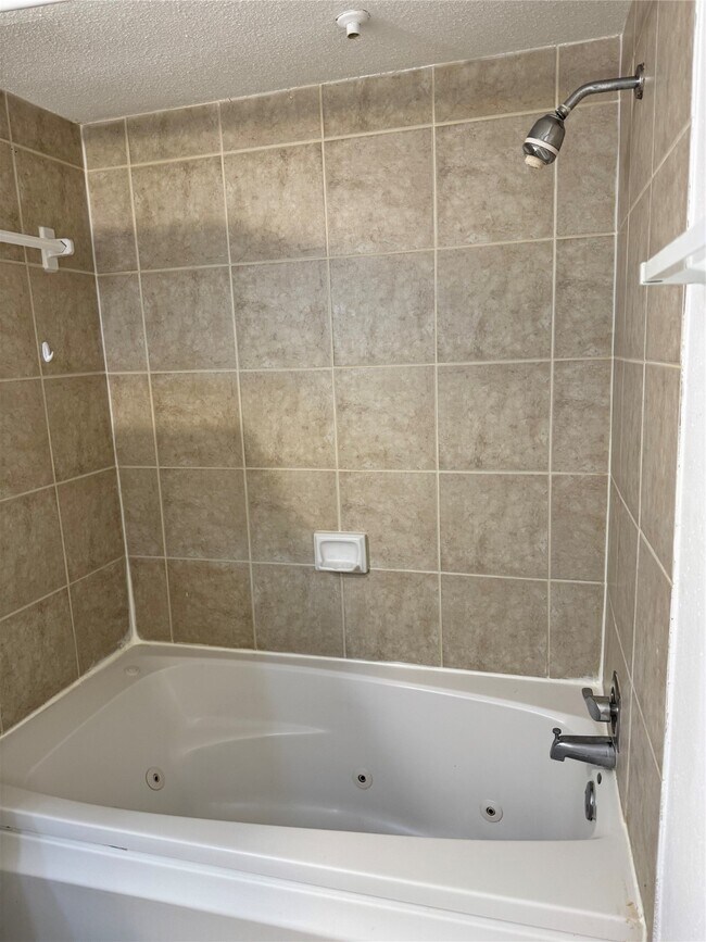 Building Photo - 10811 Richmond Ave.