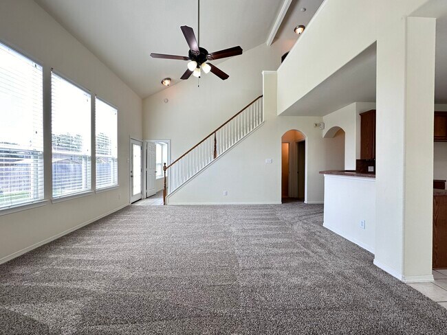 Building Photo - 2211 Highland Crossing Dr