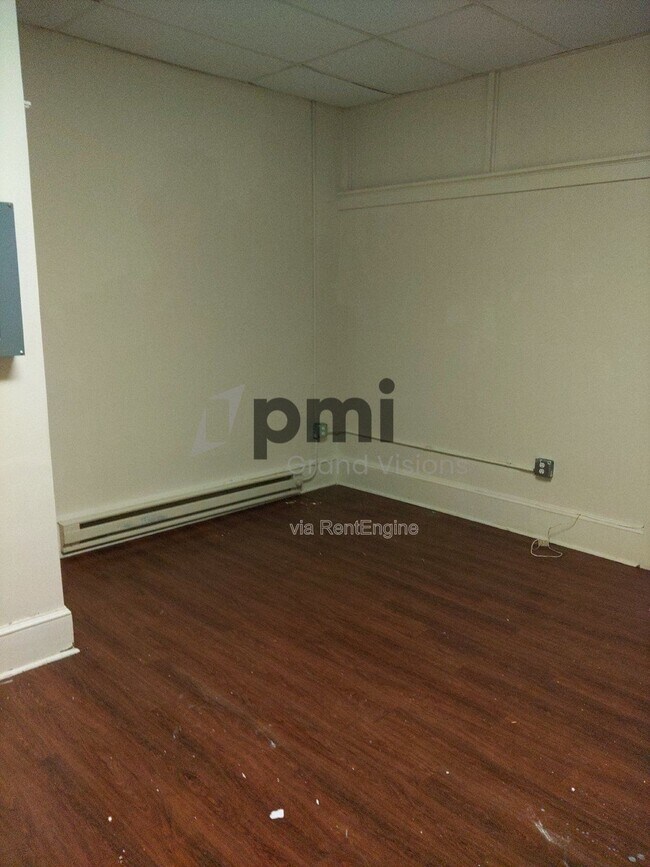 Building Photo - 601 Monroe Ave