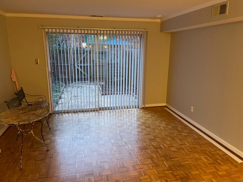 Living Room - 509 N Hamilton St