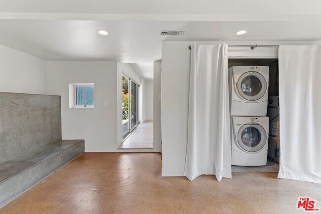 Building Photo - 4608 Nob Hill Dr