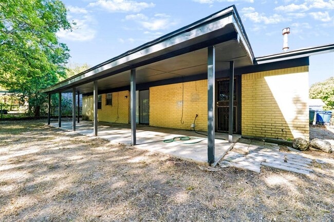 Building Photo - 301 Carothers St