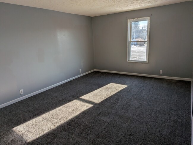 Building Photo - 3 Bedroom 1.5 Bathroom with garage