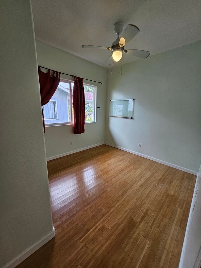 Building Photo - Lovely & spacious 3 bedroom 2 bath home (u...