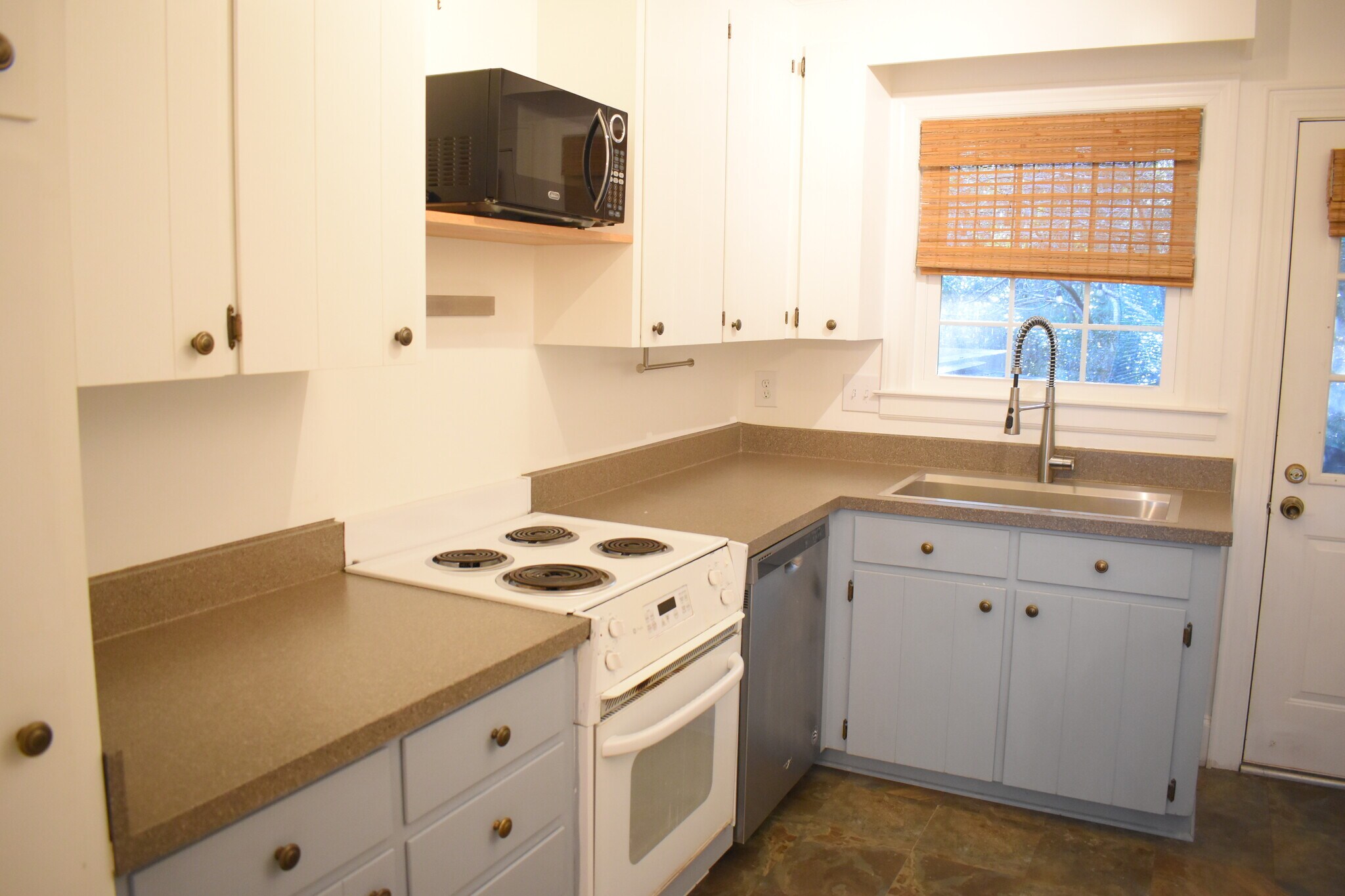 Building Photo - 2720 Oleander Dr