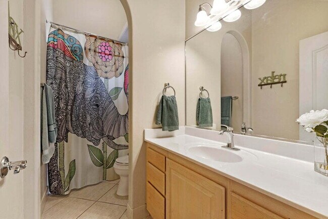 Building Photo - Spacious 5 bed 3 bath with large back yard.