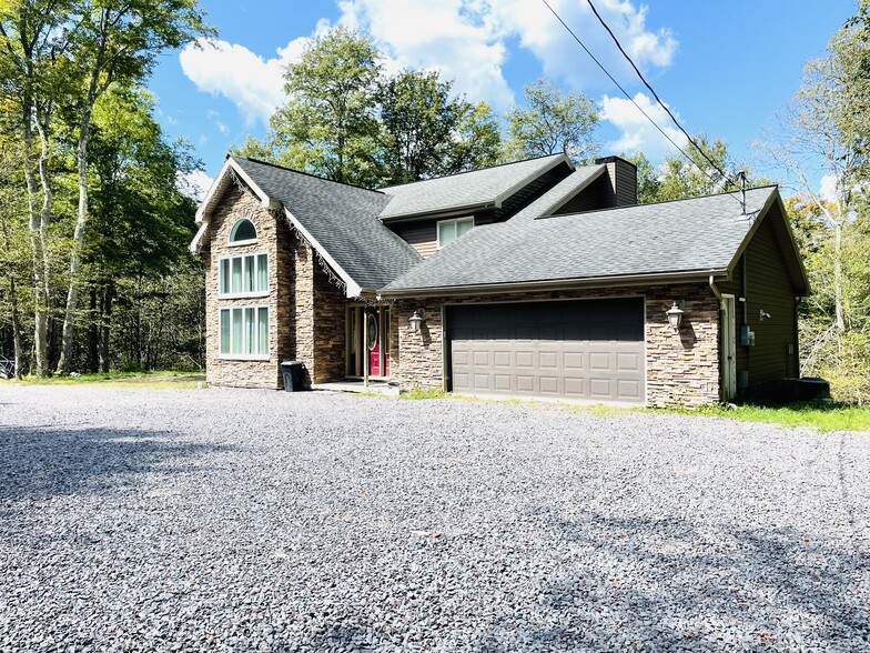 Building Photo - 157 Main St