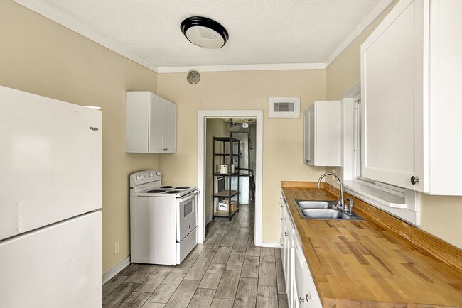 Building Photo - Newly renovated 3 bedroom/1 bathroom home ...