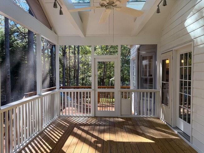 Building Photo - Gorgeous 4-Bedroom Home on a Cul-de-Sac wi...