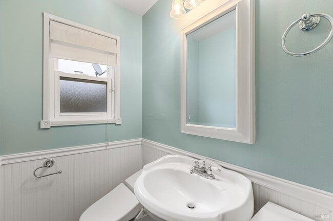 Building Photo - 700 Tamarack Dr