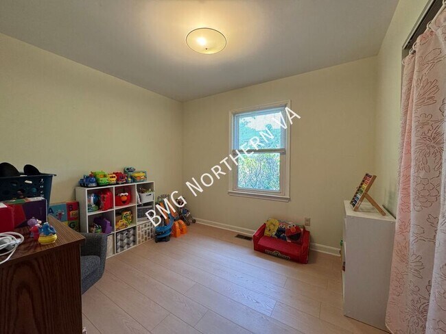 Building Photo - 8903 Tudor Ln