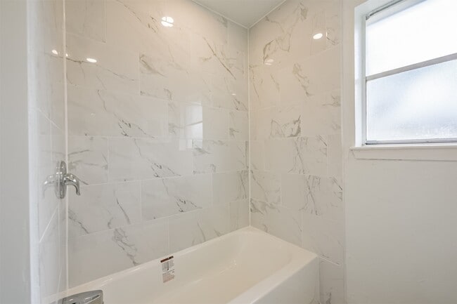 Building Photo - 2114 Shasta Dr