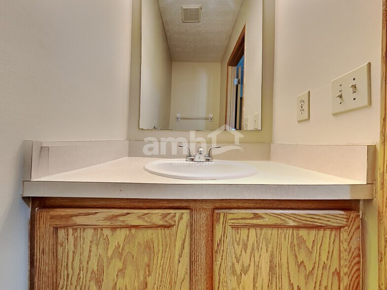 Building Photo - 2661 Hardwood Ave