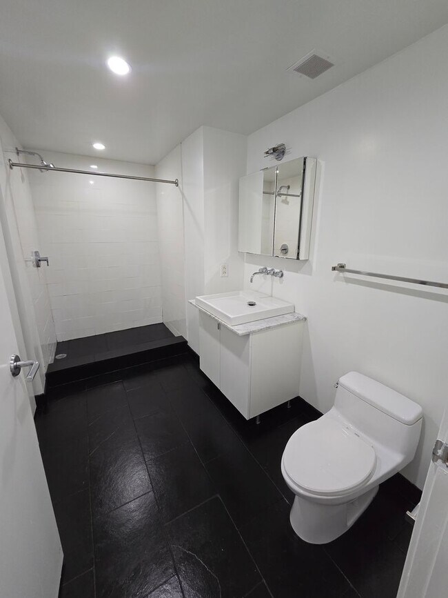 Building Photo - Modern 1 bed 1 bath available now