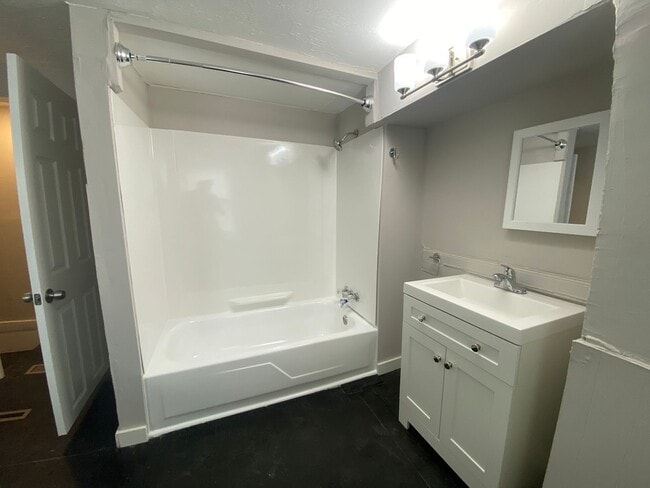 Building Photo - Cozy 3 bedroom in East York