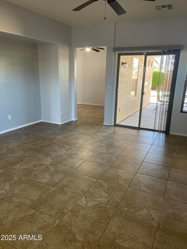 Building Photo - 4 W Saddle Way