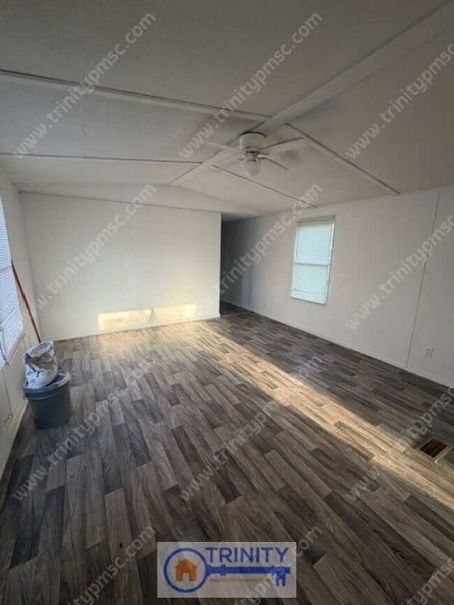 Building Photo - Ready Now! Cute two bed mobile home in Greenville!