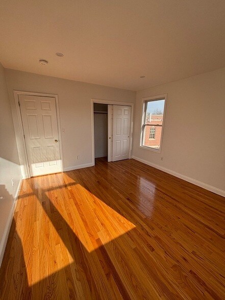 Building Photo - 554 Main St