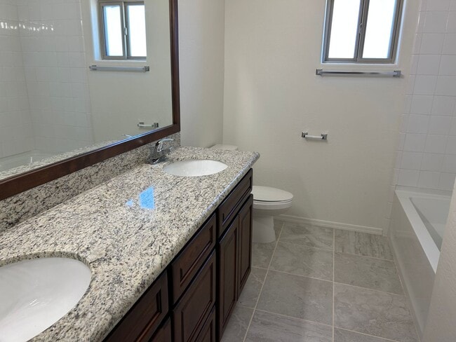 Building Photo - SAGUARO POOL HOME!