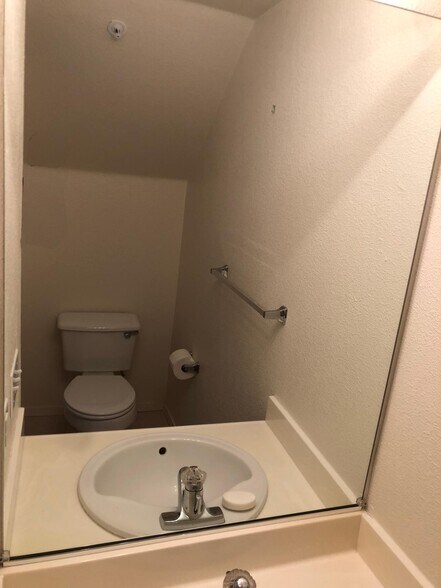 Building Photo - 1094 Esparanza Way