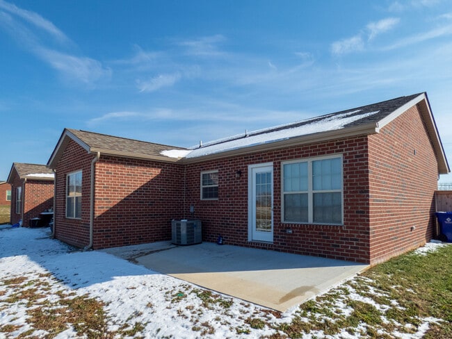 Building Photo - 802 S Old Sevierville Pike