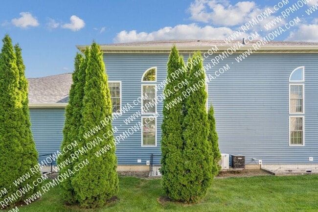 Building Photo - 513 E 4th St