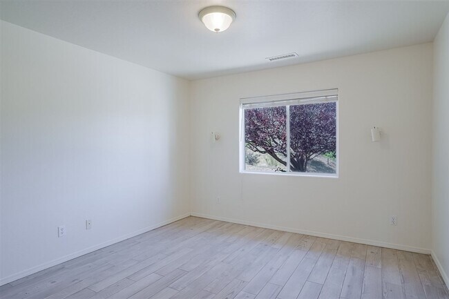 Building Photo - 3 Bedroom, 2 Bath, 2 Car Garage For Rent in Prescott!