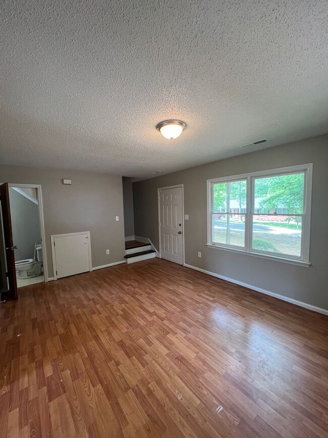 Building Photo - 2 Bedroom Duplex Available (Wingate)