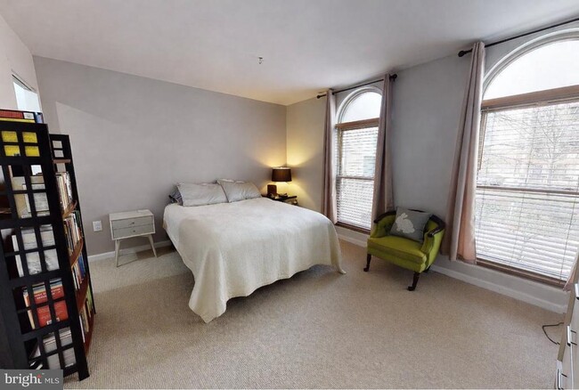 Building Photo - 31 Canterbury Square