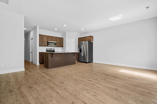 Building Photo - 3 Bedroom/2.5 Bath/1 Car Garage Townhome