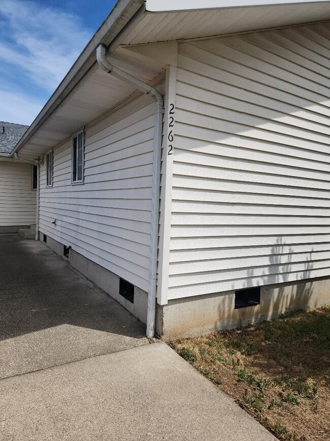 Building Photo - 2-bedroom 2-bath duplex