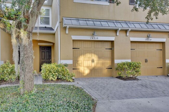 Building Photo - Lovely 3/2.5 Spacious Townhome with a 2 Ca...