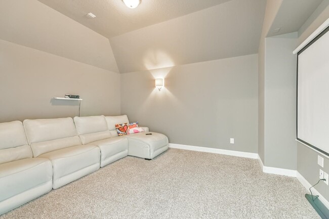 Building Photo - 6 S Wheatleigh Dr