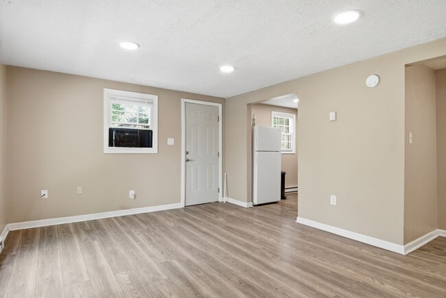 Building Photo - 2 Bed / 1 Bath. Off street parking.