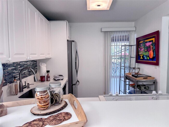 Building Photo - 3301 N Country Club Dr